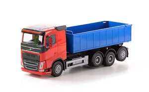 EMEK - VOLVO FH 8x4 camion rettilineo rosso con rullo compressore - 1/25 - E... - Foto 1 di 1