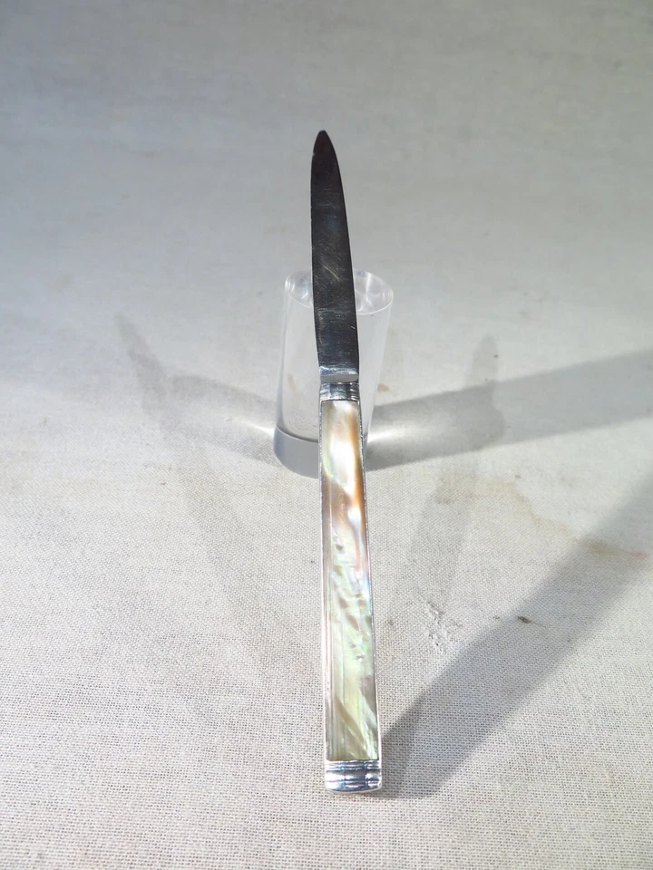 ANCIEN JOLI COUTEAU DE VOYAGE PLAQUETTES DE NACRE LAME ET MONTURE ARGENT XVIII è - Photo 1/1