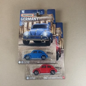 Lotto 2x Matchbox '62 Volkswagen Maggiolino - 1:64 Germania 4/12 Blu + 7/12 Rosso - Foto 1 di 3