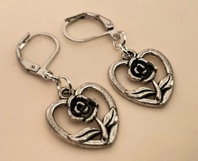 Pendientes hechos a mano pequeños colgantes enchapados en plata flor rosa corazón con palanca Foto 1 de 4