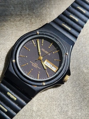 Винтажные кварцевые спортивные часы Helbros 9256 черное золото рабочий новый аккумулятор день дата - Изображение 1 из 4