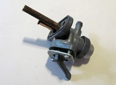 De colección Yamaha Enduro 1974 DT Original TK Fuel Petcock Salida Trasera 214-24500-02-00 Foto 1 de 4