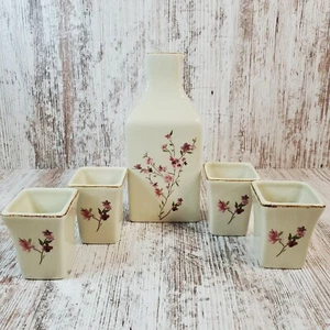 Juego de té de sake Pottery Barn 5 piezas diseño flor de cerezo 4 tazas y botella floral  - Imagen 1 de 9