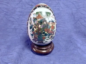 Uovo Moriage vintage con scena orientale persone fiori oro dorato - Foto 1 di 4