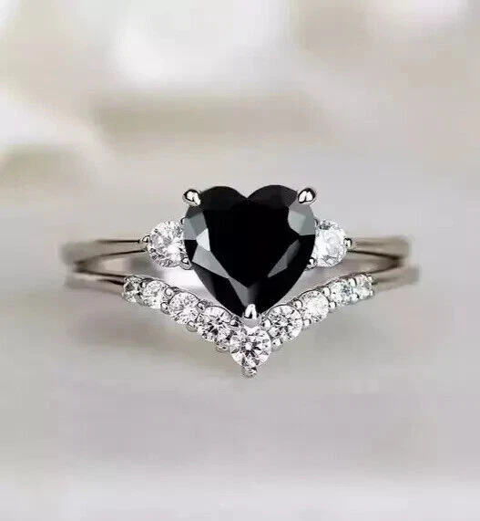 Комплект из 2 женских свадебных колец с сердечком из черного оникса 2,60 карата с отделкой белым золотом 14 карат - Изображение 1 из 4