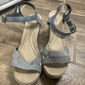 Crocs Schuhe blau grau Größe 9 Kroko hoher Keilabsatz leicht - Bild 1 von 16