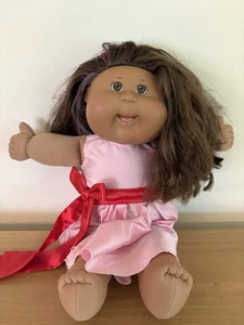 Cabbage Patch Kids Play Along cabello de seda marrón JAKKS CPK, raya de pelo rosa/azul - Imagen 1 de 15