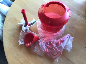 TUPPERWARE MULTICHEF Zwiebelschneider mit Behälter rot 1,35 l  Rührer,Messer usw - Bild 1 von 4
