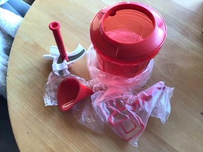 TUPPERWARE MULTICHEF Zwiebelschneider mit Behälter rot 1,35 l  Rührer,Messer usw - Bild 1 von 4