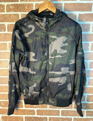 Chaqueta cortavientos Calvin Klein camuflada con capucha cremallera completa para hombre XS resistente al agua Foto 1 de 4