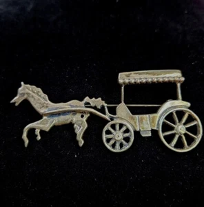 Spilla vintage cavallo e carrozza spilla metallo tono argento larghezza 3" stile vittoriano - Foto 1 di 4
