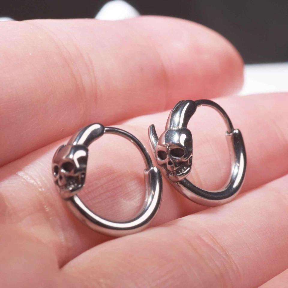 Silver stud stainless steel earrings round circle skull huggies unisex Foto 1 de 3