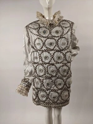 DISFRAZ DE ÓPERA BROCADO PLATEADO ESTILO ISABELINO AÑOS 50 CON TRENZA Y ADORNO DE CUENTAS Foto 1 de 4