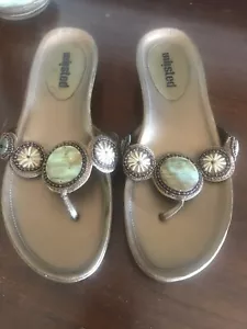 UNLISTED WOMAN FLIP FLOP THONG SANDALS SZ 6.5 COPPER TONE W ACCENTS GREAT 4 🏖 - Picture 1 of 9