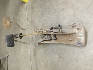 Orig 65-66 MUSTANG Brake & Clutch Pedal Assembly w/Hanger & Push Rods 1965 1966  - Foto 1 di 10