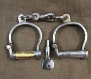 Property Of Alcatraz Prison Handcuffs, Iron Working Cuffs With Key - Foto 1 di 5
