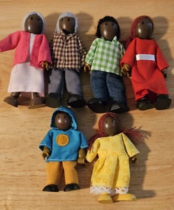 Figuras de casa de muñecas de madera Hape familia feliz de 6 = afroamericano - Imagen 1 de 1