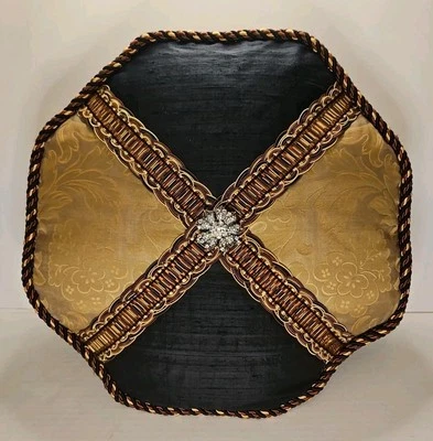 Broche centro vintage de seda personalizada negra y dorada 19"x19" Foto 1 de 4