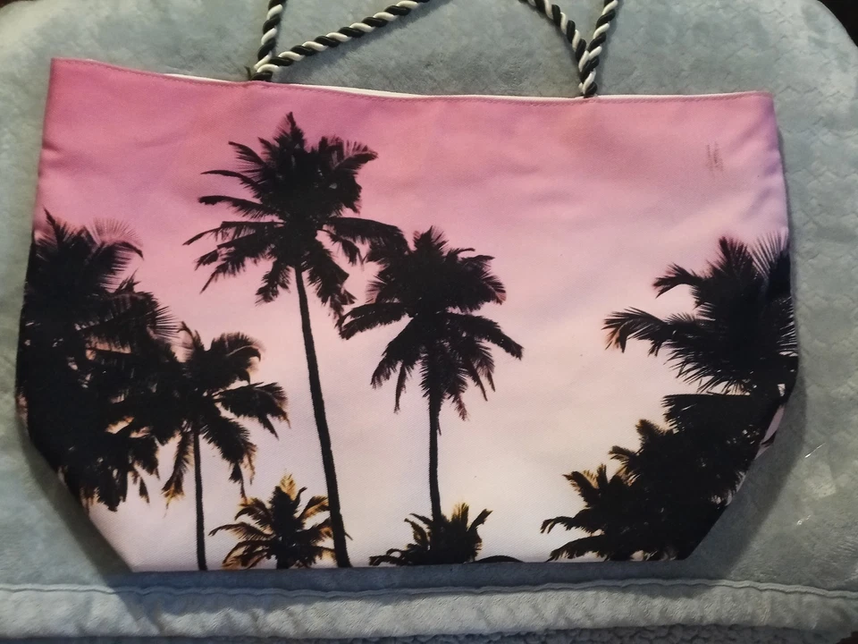 Nuevo bolso de playa Avon Foto 1 de 4