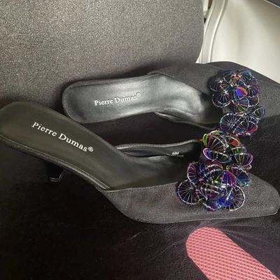 PIERRE DUMAS ЧЕРНАЯ ЗАМША 3 ДЮЙМА КАБЛУК ПЕРЕЛИВАЮЩИЙСЯ БИСЕР ЦВЕТОК АКЦЕНТ РАЗМЕР 8,5 - Изображение 1 из 4