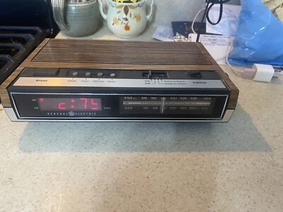 Radio despertador LED rojo AM FM imitación madera General Electric modelo 7-4630C probado Foto 1 de 4