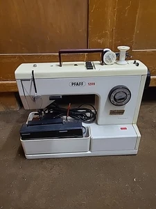 Pfaff 1209 Nähmaschine mit Koffer, Fußpedal und Zubehör - Bild 1 von 5