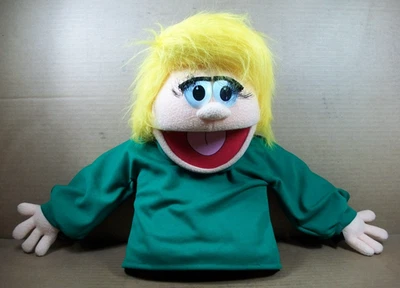 Puppet Productions - Niña con Pelo Amarillo, Pestañas y Camisa Verde ~ 17" Foto 1 de 4
