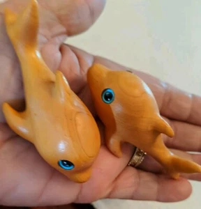 Delfines tallados en madera de ciprés chino ojos azules par miniaturas grano encantador - Imagen 1 de 7
