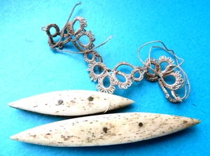 ANTIQUE 2 EARLY TATTING SHUTTES WITH SAMPLE OF HANDWORK. - Picture 1 of 3