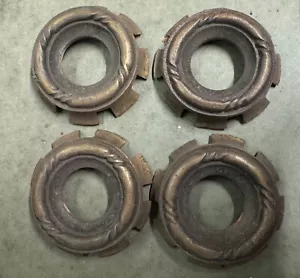 Cuatro cubiertas antiguas de enchufe de bombilla Bobeche de latón fundido macizo, enchufe UNO - Imagen 1 de 3
