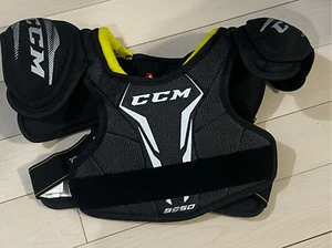 CCM TACKS 9550 MD Hockey Shoulder Pads Youth size M - Picture 1 of 3