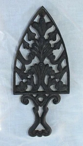 Vintage Wilton Cast Plume Cathedral Spade Trivet 3 Footed Stand Made in USA - - Picture 1 of 5