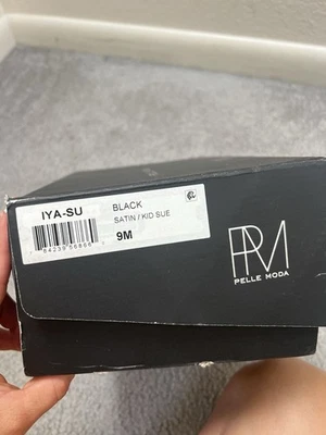 Sandalias Pelle Moda Iya con correa en Y para mujer negras satinadas/sue talla 9M Foto 1 de 4