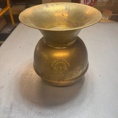 Tapón de corte de tabaco para masticar marca de piel roja de latón vintage escupitajo/cuspitor Foto 1 de 4