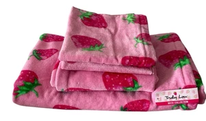 Truly Lou 4-teiliges Badetuch-Set Erdbeermuster Rosa 100% Baumwolle Neu - Bild 1 von 7