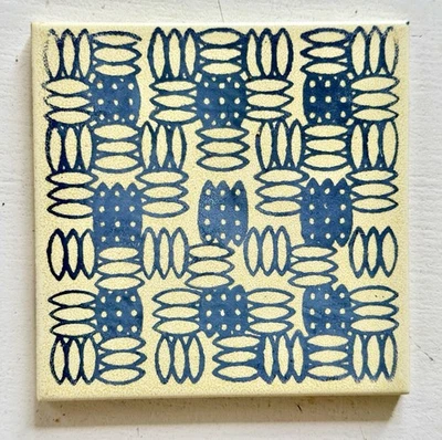 "AZULEJO REDONDO ORIGINAL MCM RARO - amarillo con diseño geométrico gris/azul - 4,25 x 4,25""" Foto 1 de 3