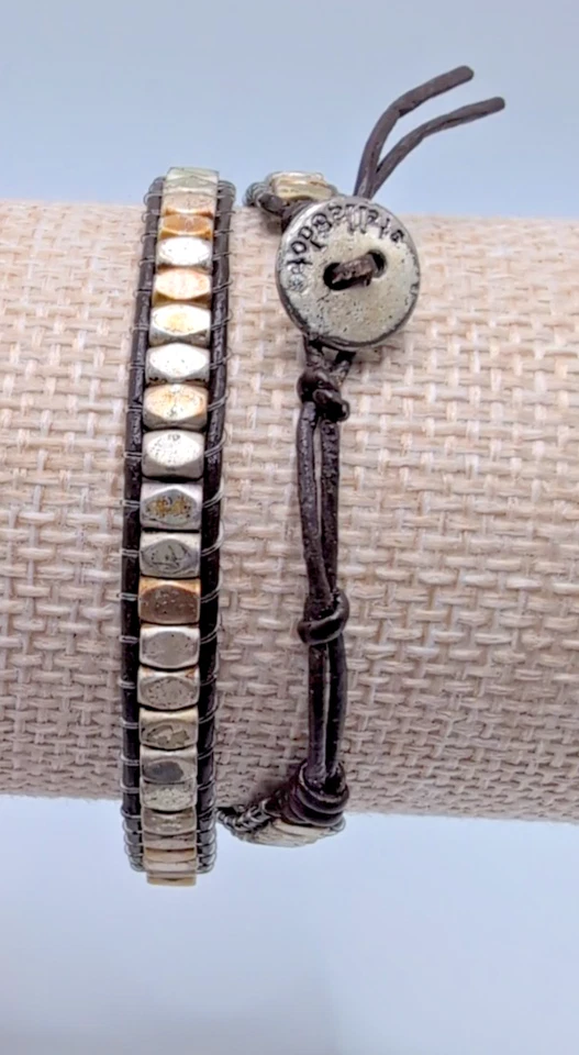 Pulsera envolvente de cuero Stella y puntos tonos dorados marrones Foto 1 de 4