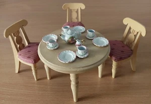 Tisch, 3 Stühle und Kaffeegedecke - Bodo Hennig Puppenhaus Puppenmöbel Holz - Bild 1 von 7