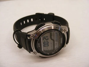 Reloj redondo deportivo con movimiento de cuarzo digital Casio para hombre W-212H 3241 - Imagen 1 de 7