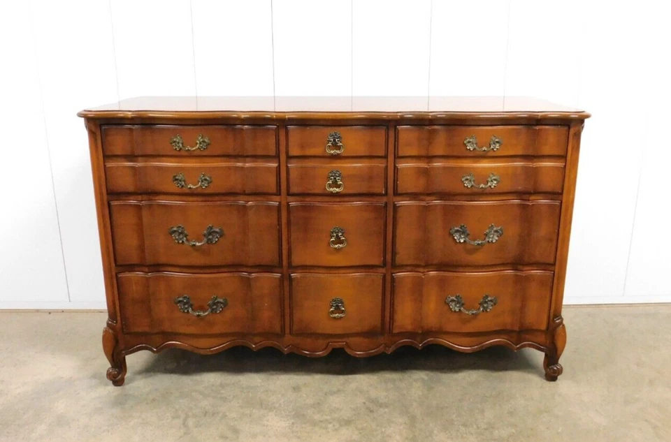 Cómoda triple de nogal estilo provincial francés White Furniture Company Foto 1 de 4