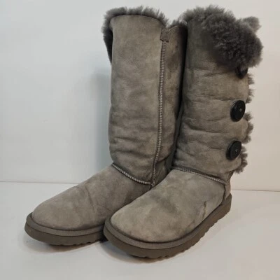 UGG Bailey Button Triplet hohe Stiefel. Grau Damen Größe 8 (UK 6,5, EUR 39) - Bild 1 von 4