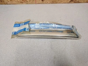 Genuine GM L/H Fender Moulding GM # 15596907,in bag OEM part. NOS - Foto 1 di 4