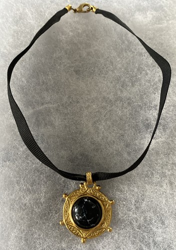 VETEMENTS Collana girocollo nera marca Express con pietra maculata bianca e nera 14"