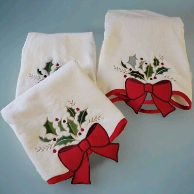 Wellesley Manor Juego de 3 Toallas Colección Vacacional Cinta Roja Acebo y Bayas  Foto 1 de 4