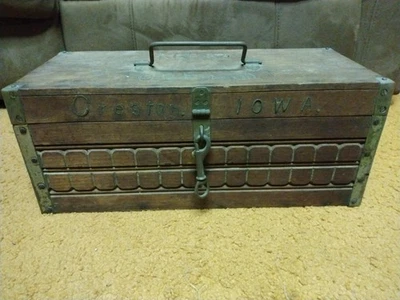 Antigua caja de aparejos de madera 1930 con bisagras de metal C.B. Pickerill Creston, Iowa Foto 1 de 4
