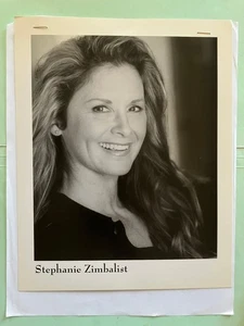 Stephanie Zimbalist = Original Talentagentur Headshot Foto mit Credits - Bild 1 von 2