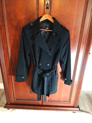 Gabardina East 5th para mujer 1X negra con cinturón botones bolsillos forrados delanteros negra Foto 1 de 4