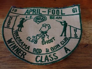 YOKOHAMA JAPÓN ROD AND GUN CLUB ABRIL FOOL LE BEAN 1961 PARCHE BX 12 #13 - Imagen 1 de 2