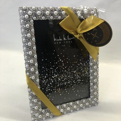 Marco de fotos Nicole Miller 4"x 6" perlas de imitación caballete plateado trasero Nueva York Foto 1 de 4