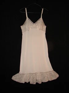 Vintage Vanity Fair Nylon off white or ivory Spitzenbesatz Gr. 34 Slip - Bild 1 von 9